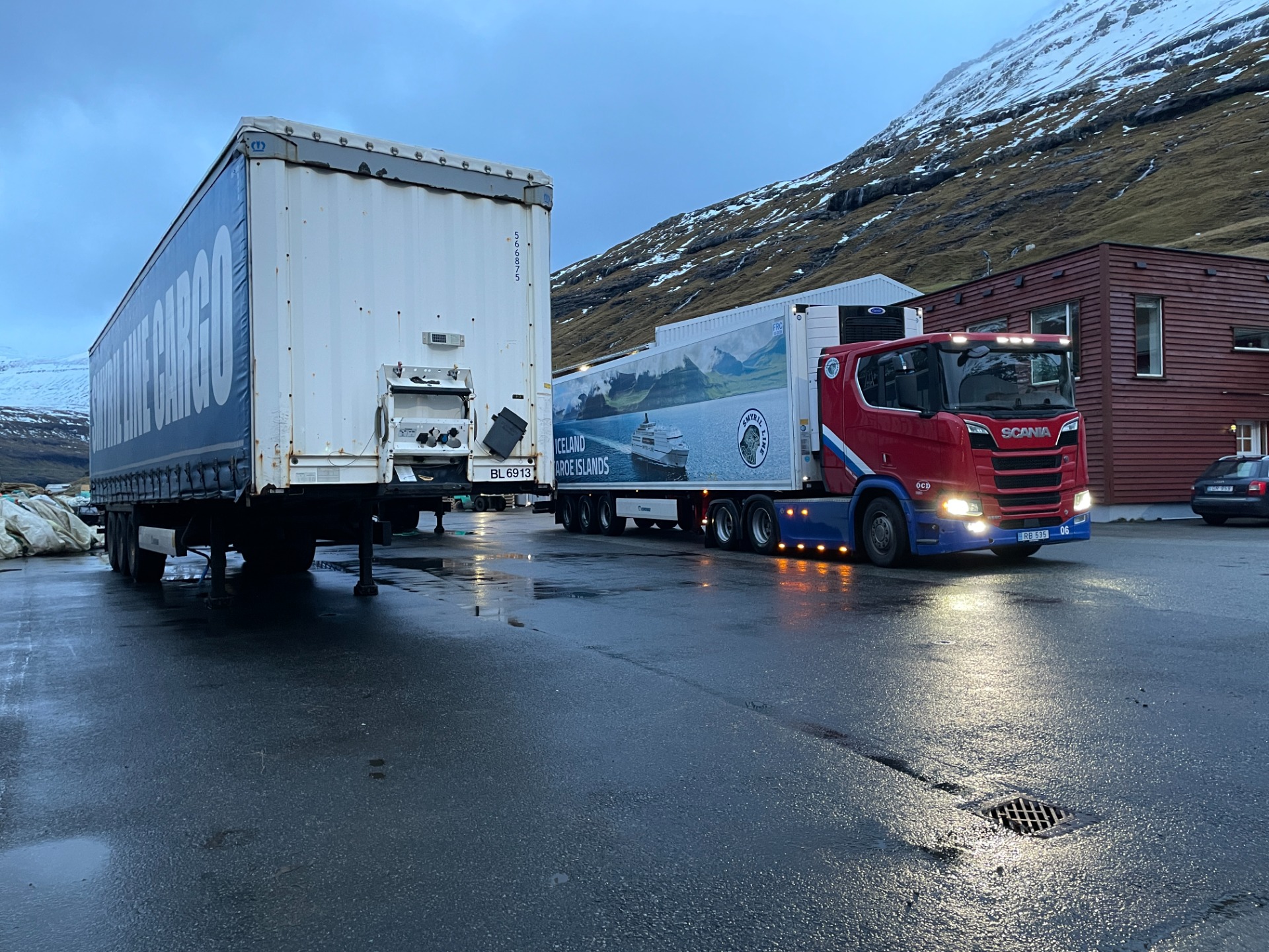 Plattar vera leveraðir til kundar